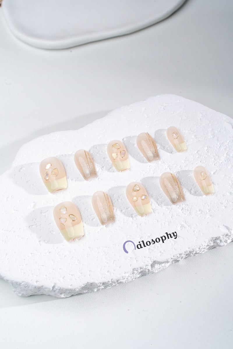Nailosophy أظافر جل مضغوطة يدوية الصنع بلون الفستق الأخضر فرنسي مع قواقع | شكل كوفين - Image 1